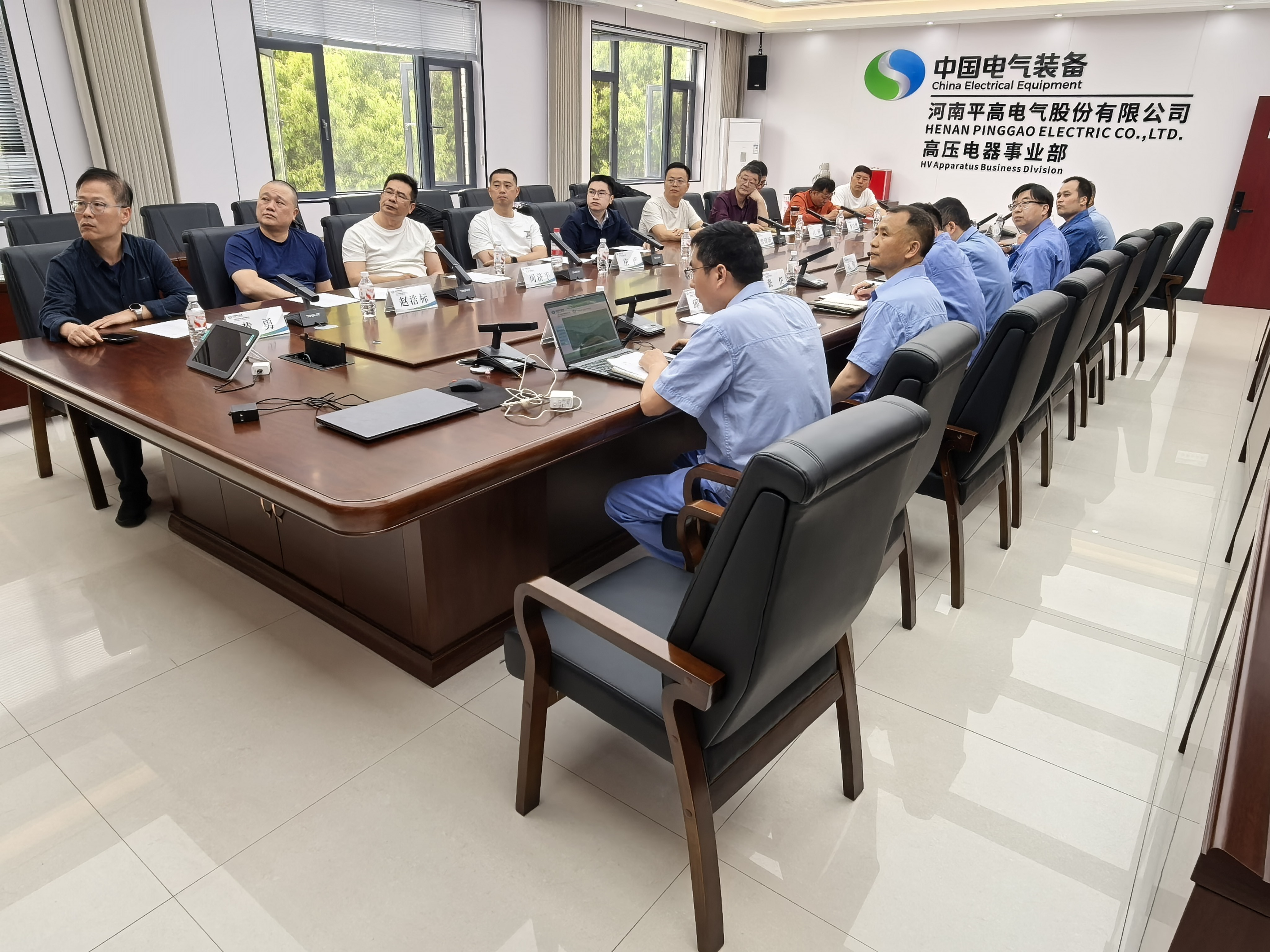 召开较量设备样机验收会议.jpg